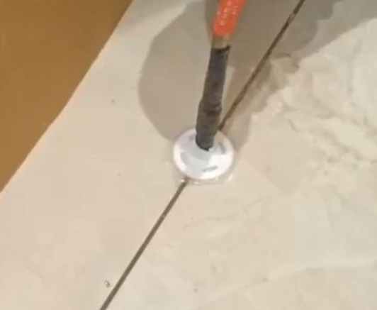 栾川瓷砖空鼓维修公司专业解答瓷砖在铺贴过程中，如果没有涂抹均匀到位的粘结材料（如水泥砂浆或瓷砖胶），可能会导致以下问题